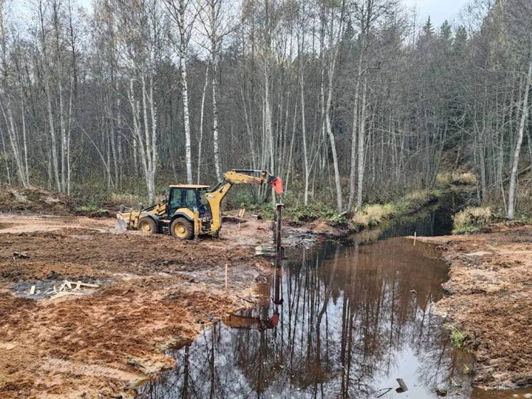 В Пестовском округе начали установку первой конструкции будущего арочного моста