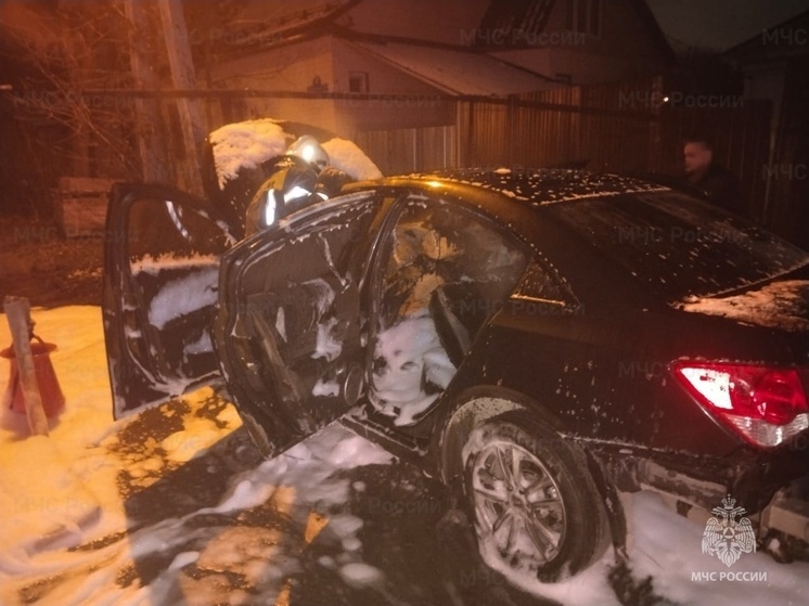 В Калуге ночью тушили автомобиль