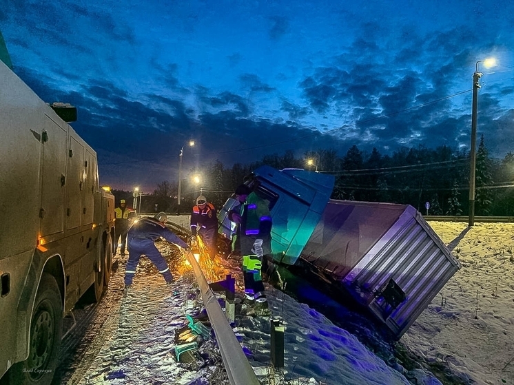Первые жертвы гололеда: фура перевернулась на трассе М-7 под Владимиром