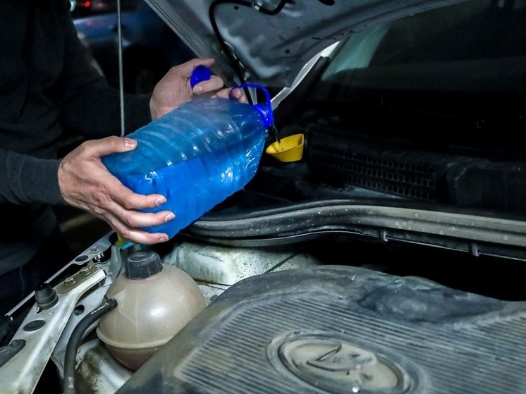 Эксперт Попов назвал «глупостью» мнение о том, что незамерзайку нельзя смешивать с водой