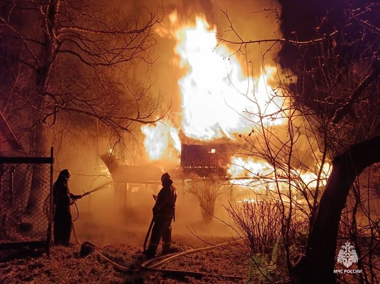 В жилом доме в Суворовском районе огонь охватил 72 «квадрата»