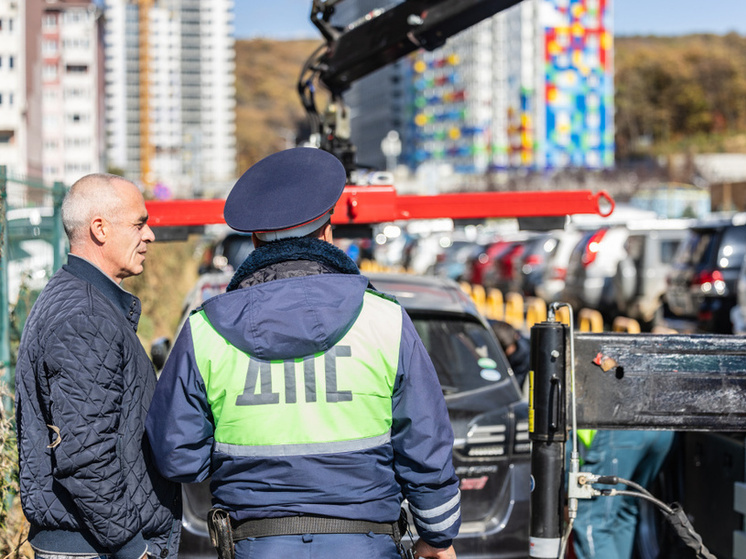Автомобили, припаркованные незаконно, эвакуируют во Владивостоке