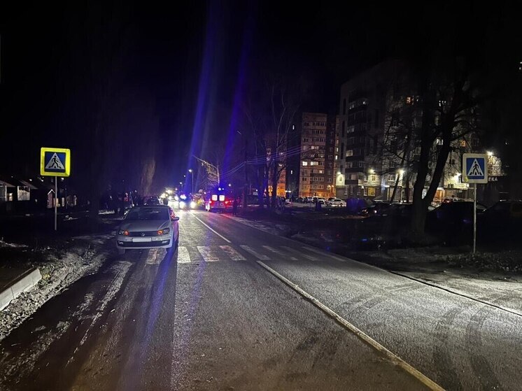Пешеход, перебегавший дорогу под Воронежем, погиб в машине скорой помощи