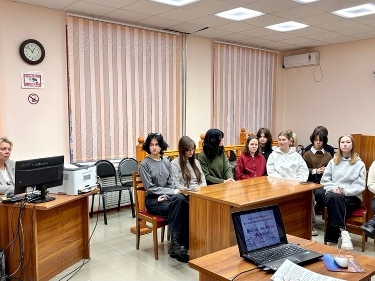 Школьники из Полярных Зорь посетили суд и услышали о подвиге судей в годы ВОВ