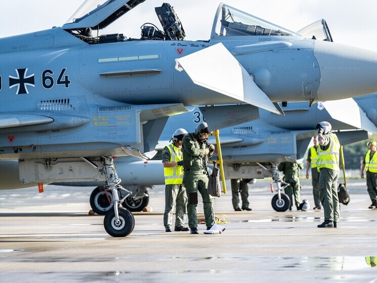 Die Zeit: Гельмут Шмидт предупреждал, что Москва воспринимает расширение НАТО как угрозу «Святой Руси»