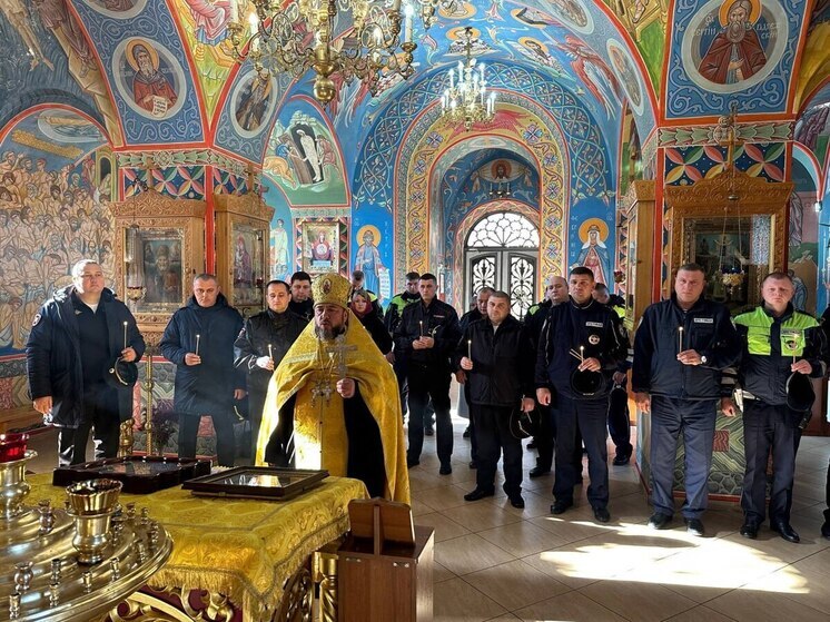 В Запорожской области дорожные полицейские помолились за погибших в ДТП