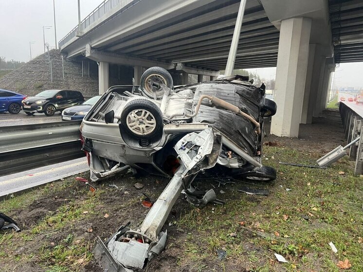 В Воронеже на Остужева перевернулся автомобиль