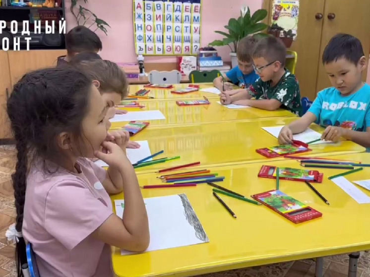 Новогодние открытки для бойцов СВО нарисовали малыши Салехарда
