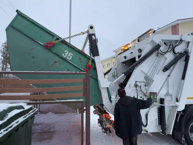 В Губкинском начали работать 2 современных мусоровоза