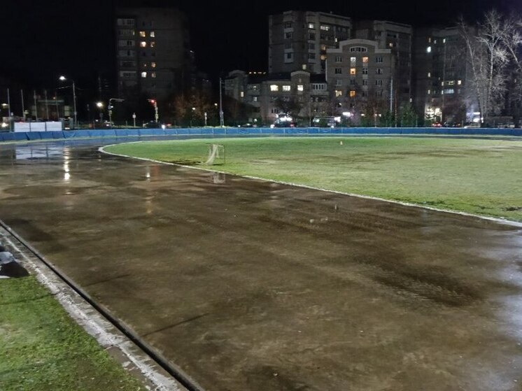 На стадионе «Локомотив» в Вологде начали заливать ледовую дорожку