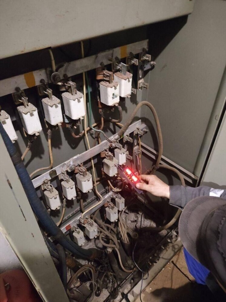 Специалисты из НАО модернизируют электросеть Дома культуры в Каменке-Днепровской