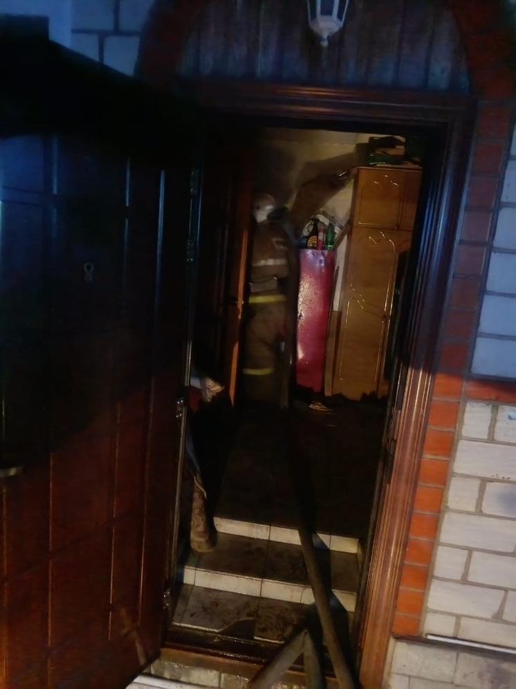  В Курской области потушили загоревшийся двухэтажный дом