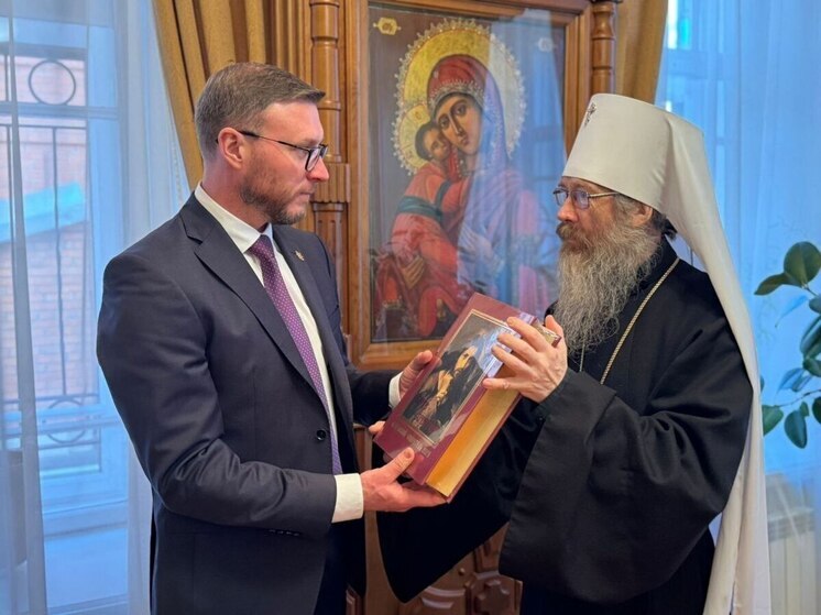  Томская епархия передала икону и книгу врачам Запорожской области