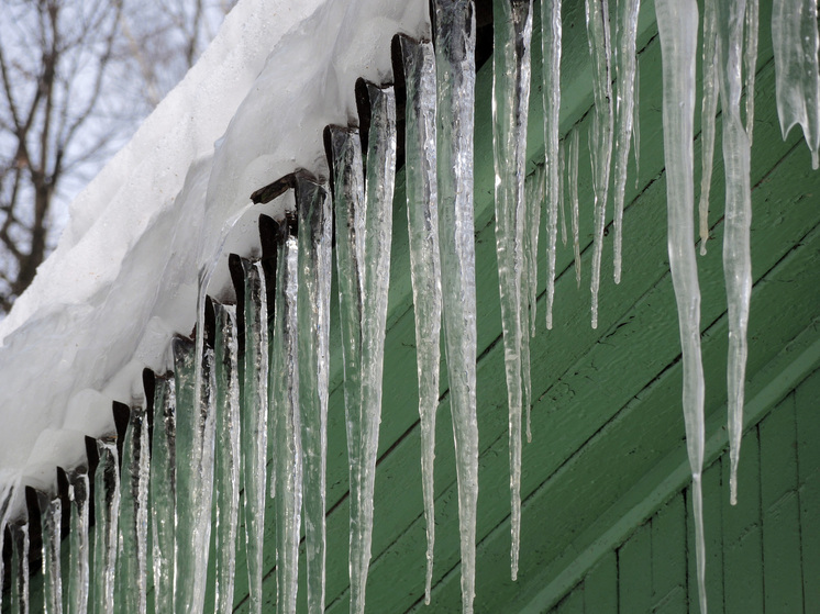 Нейросеть будет искать сосульки на крышах в Петербурге