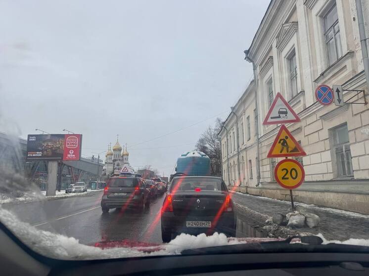 Большая пробка образовалась в Архангельске после открытия площади Профсоюзов