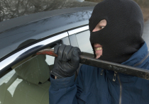 На трассе М1 в Нортгемптоншире (Великобритания) произошло дерзкое ограбление: бандиты на черном джипе вынудили свою жертву съехать с дороги, разбили окна автомобиля и похитили вещи пассажиров