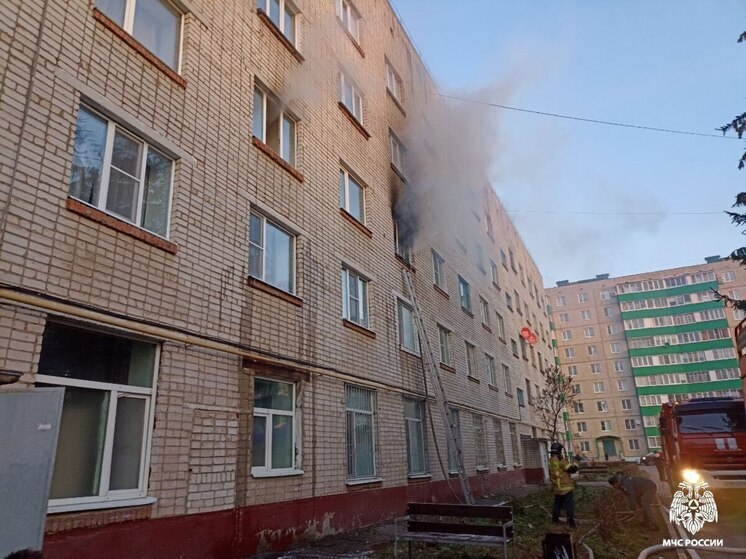 В Новочебоксарске пожарные спасли четырёх человек из горящего общежития