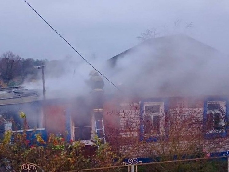 В Калмыкии горел жилой дом