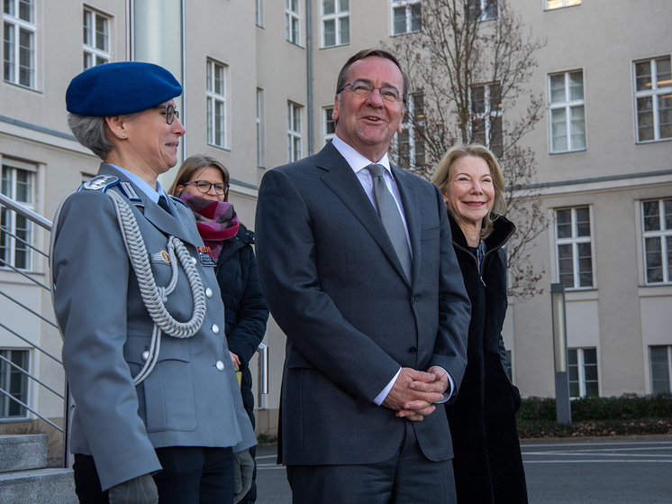 Как же России не везет с западными политиками с русским именем Борис! И если с названным в честь некоего русского эмигранта, чье полное имя широкой публике неизвестно, Борисом Джонсоном все обстоит менее обидно, то в случае с министром обороны ФРГ Борисом Писториусом ирония просто хлещет через край