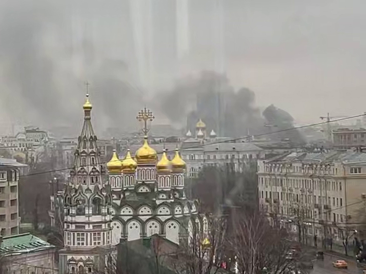 В центре Москвы на стройке загорелись строительные леса
