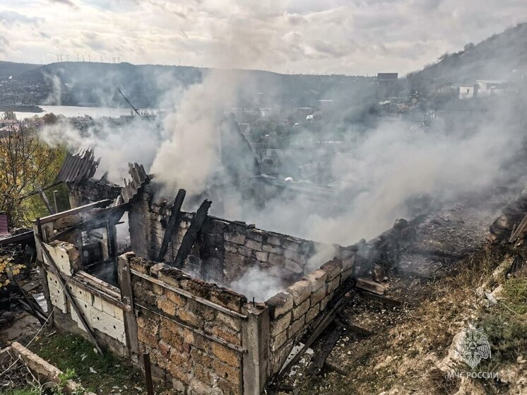 Женщина пострадала на пожаре в частном доме под Севастополем