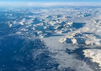 Удаленные и малонаселенные арктические регионы становятся новым фронтом гибридного противостояния. По данным Financial Times (статью перевели ИноСМИ), лидеры стран Арктического совета все громче заявляют о растущей угрозе диверсий на критической инфраструктуре, прежде всего на подводных интернет-кабелях. Эпицентр гибридной активности, по мнению официальных лиц, смещается с Балтийского моря на уязвимый Крайний Север, где защитить коммуникации невероятно сложно.