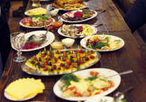 Ваша духовка выполняет роль сейфа для противней, а самый сложный кулинарный эксперимент — это разогреть роллы, чтобы нори не превратились в резину? Пока другие спорят о маринаде для гуся, вы в тихом ужасе листаете приложения доставки — но ведь хочется хоть раз встретить Новый год по-настоящему, со своими, пусть и простыми, но домашними блюдами