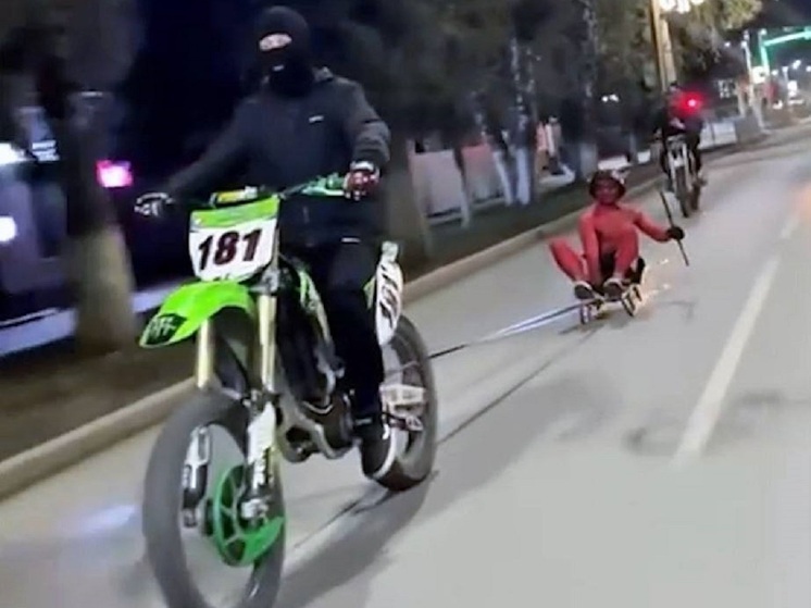 Молодой мотоциклист прокатил мужчину на привязанных санях по центру Горно-Алтайска