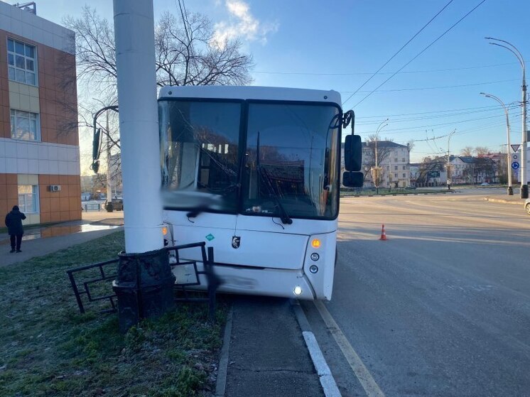 Автобус врезался в опору на Комсомольской площади: пассажирка госпитализирована