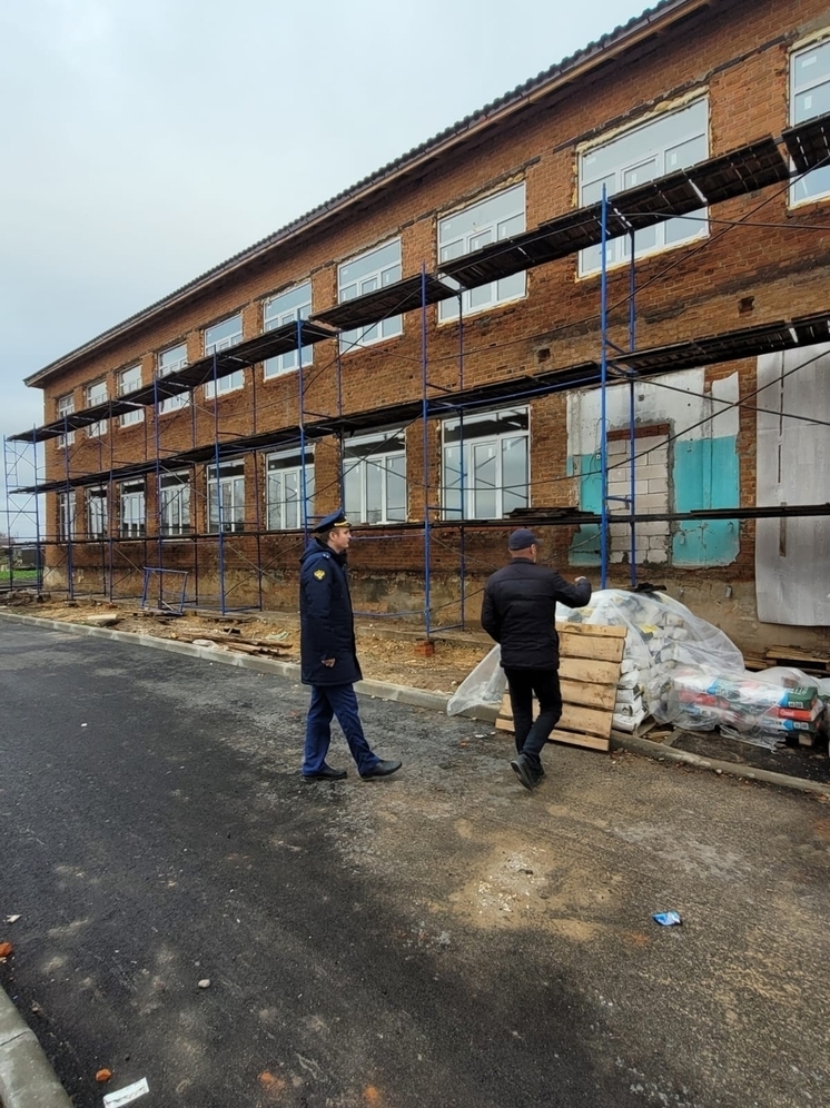 Прокурор Камешковского района проверил ход работ в Мирновской школе