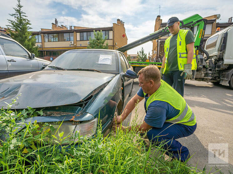 В Казани усиливают контроль за парковкой на газонах