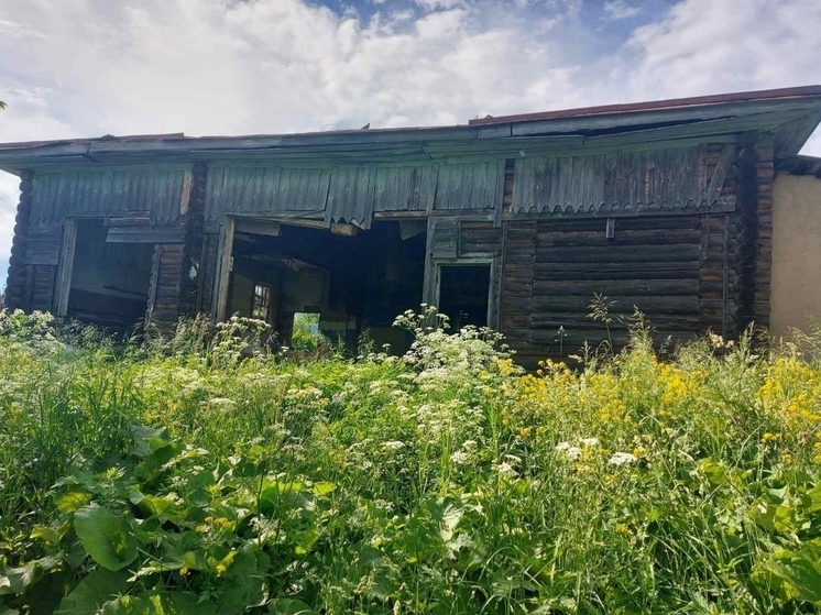 В Суздальском районе заброшенное здание является в ограждении
