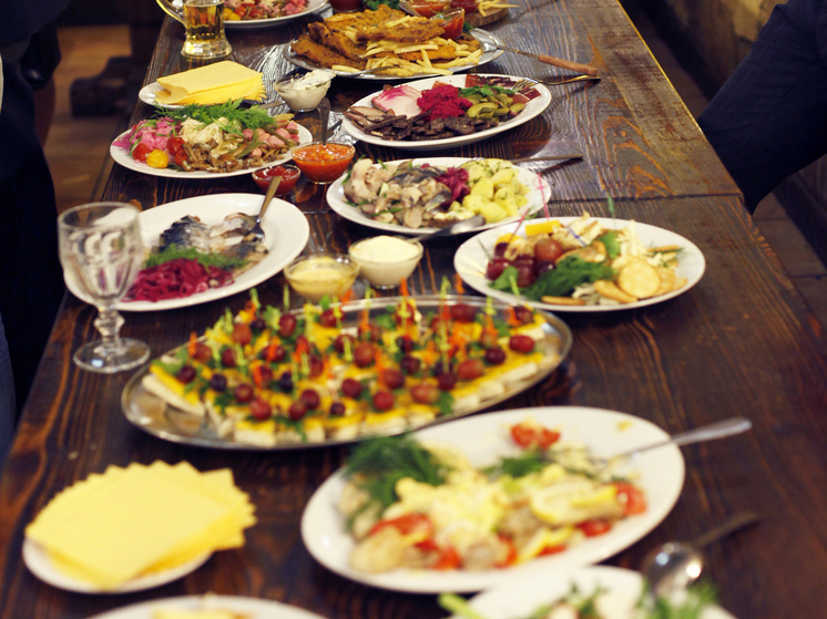 Как собрать новогодний стол, если твой главный кулинарный навык — найти курьера в темноте