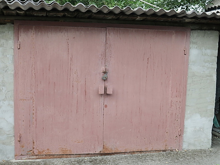 Трех мертвых мужчин и женщину нашли в гаражном кооперативе в Ангарске