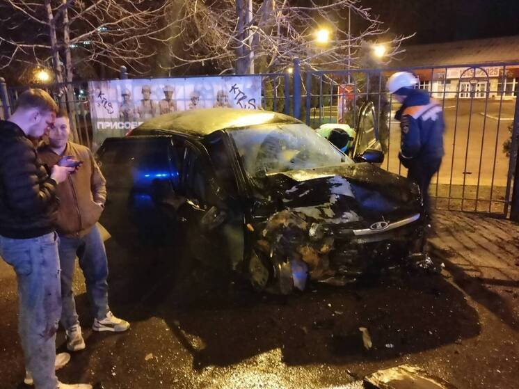 На улице Циолковского в Пензе автомобиль врезался в ограждение парка