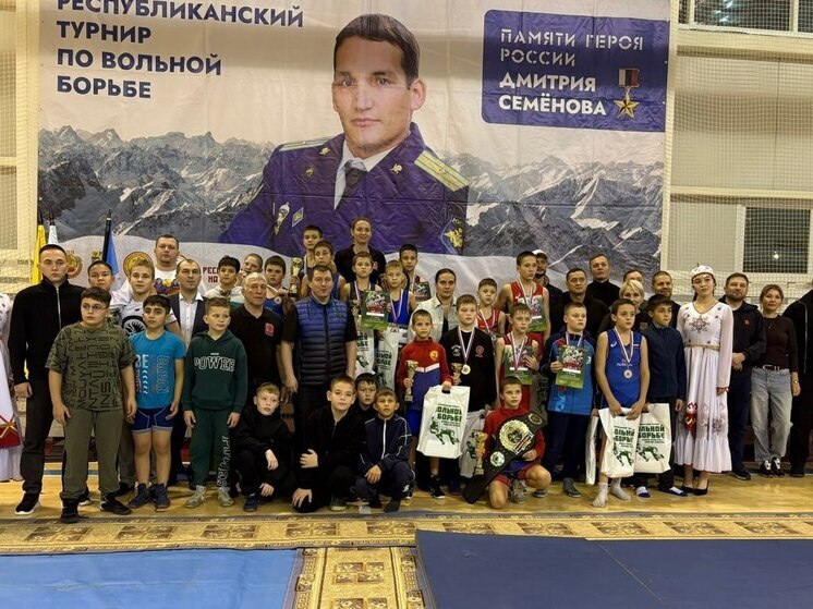Турнир по вольной борьбе памяти Героя России Дмитрия Семенова прошел в Кугесях