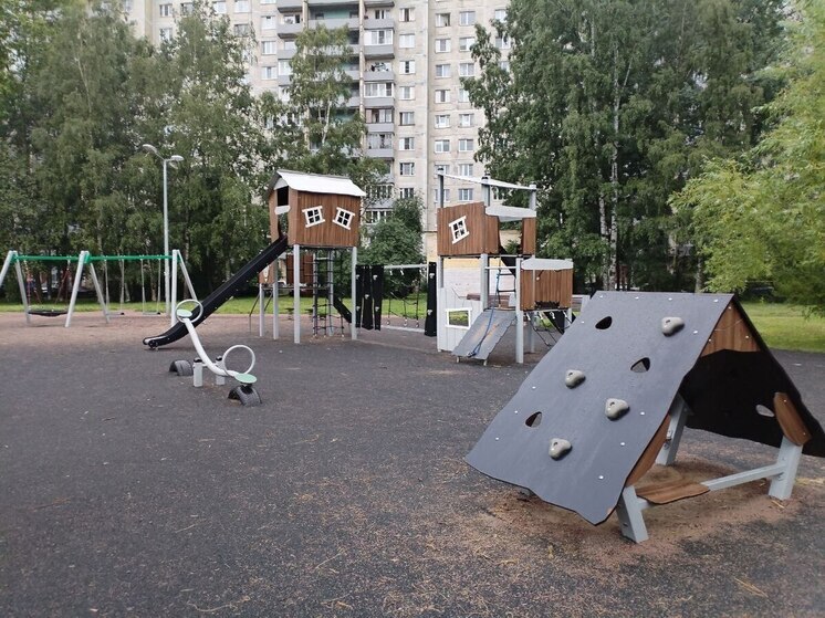 В Калининграде разберутся, почему отремонтированную спортплощадку школы №7 закрыли для детей