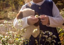Многие дети стесняются новых людей и обстановки, что для родителей иногда становится источником тревоги. «МК в Питере» пообщался с Еленой Ивановой, основателем сети образовательных центров «Полиглотики» и «Футуриум», а также руководителем онлайн-платформы «Полиглотики». Она пояснила, что застенчивость — это сочетание природных особенностей и влияния окружения.