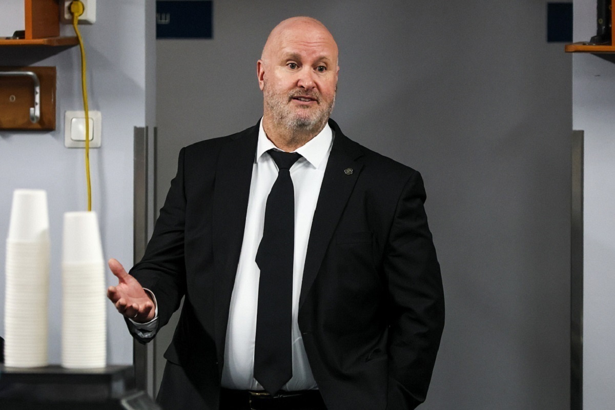 17 ноября 2025 года появилась информация, что Бенуа Гру неожиданно покинул пост главного тренера челябинского «Трактора». Официально — по семейным обстоятельствам, на деле — из-за выгорания и усталостим. Исполняющим обязанности главного тренера назначен его помощник Рафаэль Рише. Груу официально попрощался с командой и болельщиками.