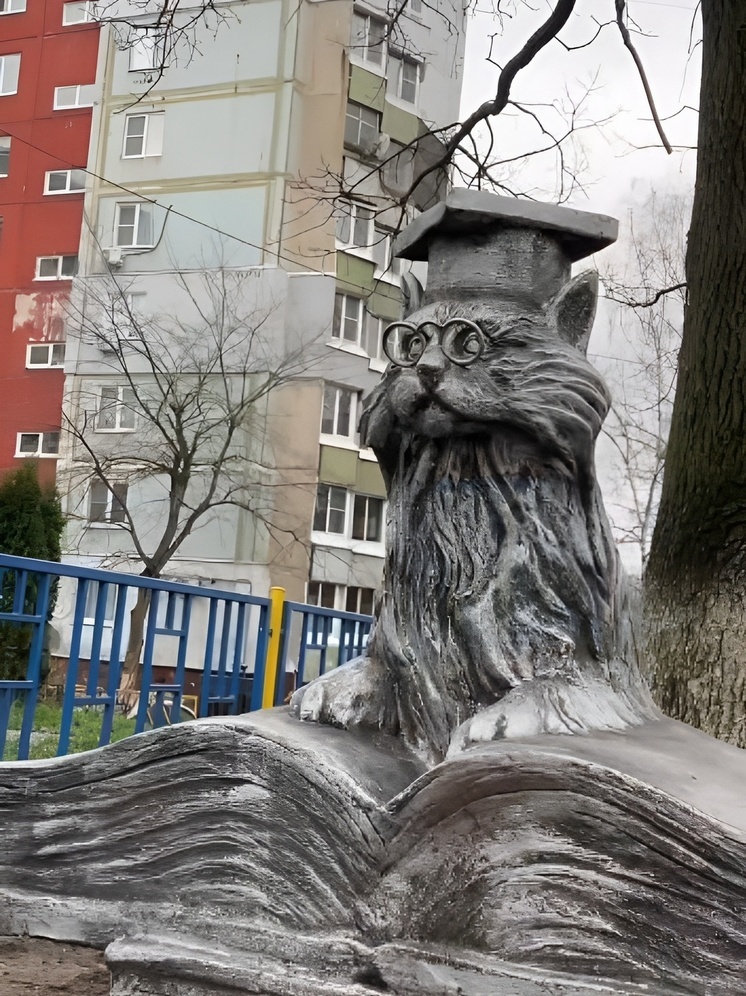 Беспалов показал пушкинского «кота ученого» у столетнего дуба в Туле