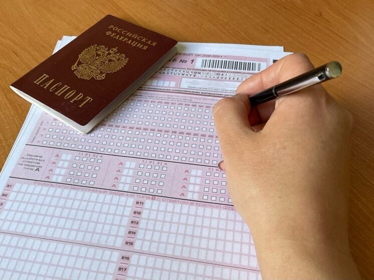 Выпускники курских школ, получившие 100 баллов на ЕГЭ, получили денежные поощрения