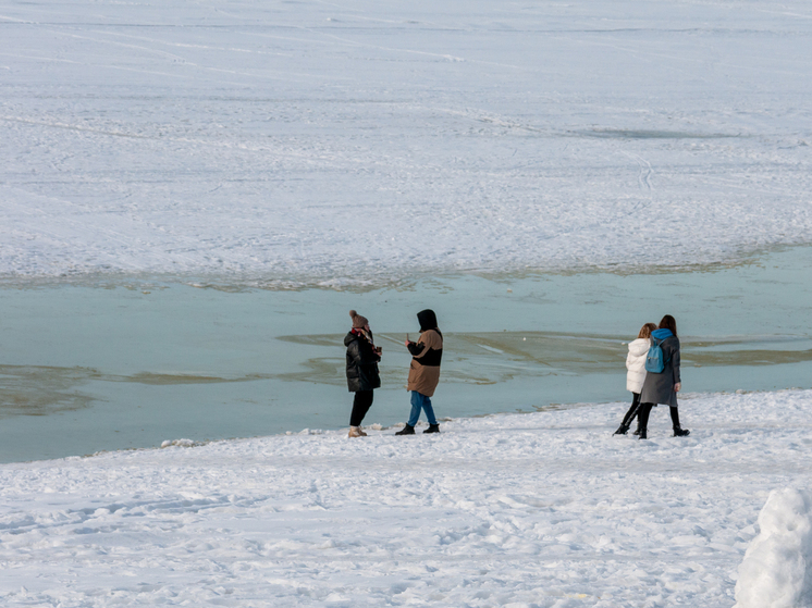 Цепочка спасения: как прохожие спасли ребенка из канала в Петербурге