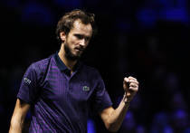 Сезон 2025 года завершился, и для российского тенниса он стал годом противоречий — сочетанием ярких прорывов, глубоких кризисов и неожиданных поворотов. Впервые за семь лет российские теннисисты не попали в финальную восьмерку рейтинга ATP и, как следствие, не выступили на Итоговом турнире, победителем которого стал итальянец Янник Синнер. Это говорит не столько о падении уровня, сколько о структурных проблемах, которые накопились за годы интенсивной эксплуатации топ-игроков.