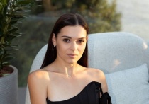 Российская фигуристка Аделина Сотникова впервые поделилась свадебными фото. Олимпийская чемпионка сменила два платья во время празднования.