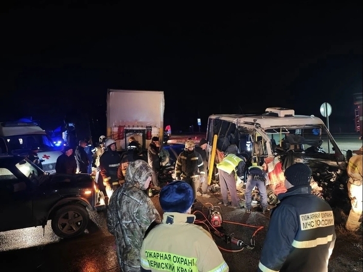 Сотрудники ГУФСИН по Пермскому краю Виталий Макаров и Роман Чакилев оказали помощь пострадавшим в ДТП