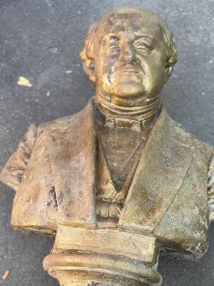 В Курской области эвакуировали поврежденный памятник Михаилу Щепкину