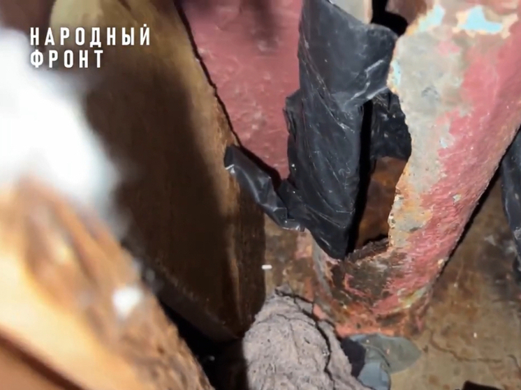 В Орле жители дома на Привокзальной страдают из-за прогнившего стояка