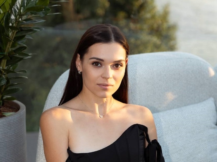 Российская фигуристка Аделина Сотникова впервые поделилась свадебными фото. Олимпийская чемпионка сменила два платья во время празднования.