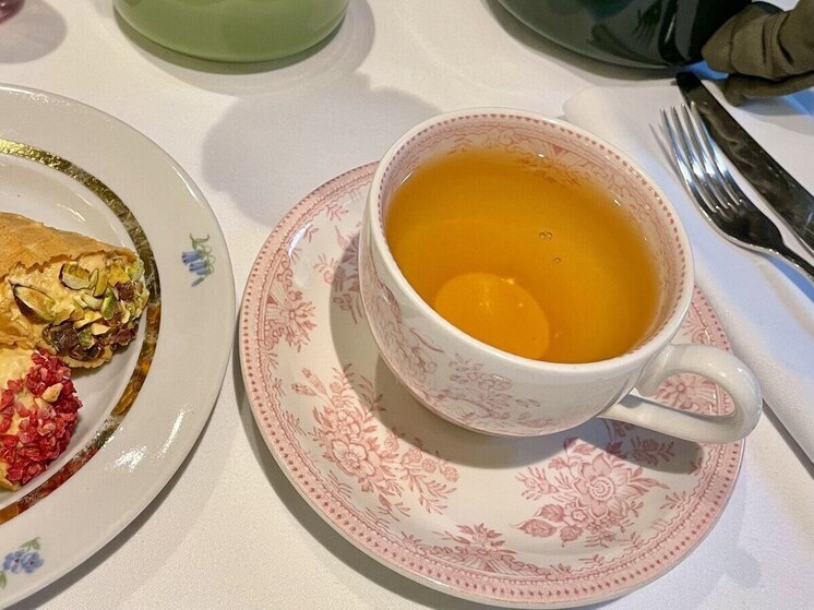 Выбор между чашкой ароматного чёрного чая и освежающего зелёного напитка — это ежедневная дилемма для миллионов любителей чая по всему миру