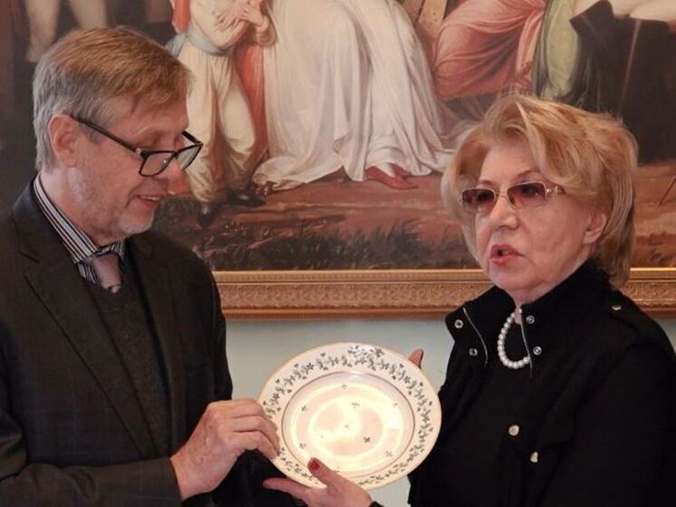 Музей-заповедник «Павловск» получил в дар тарелку с клеймом Павла I